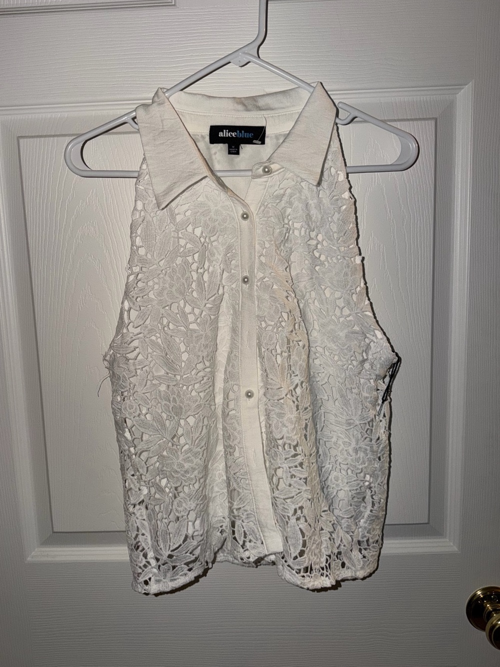 Lace sleeveless blouse